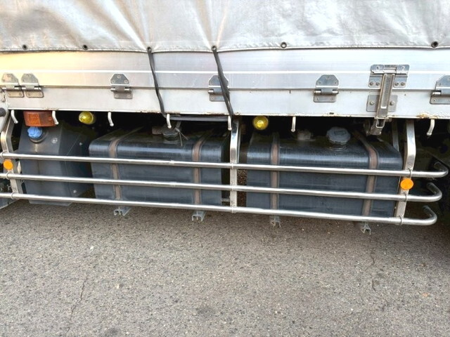 UDトラックスクオン幌車大型（10t）[写真20]