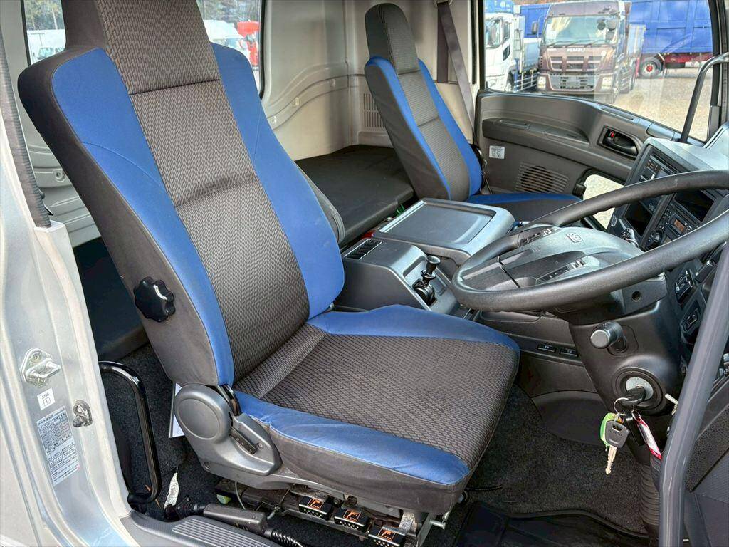 いすゞギガトレーラーヘッド（トラクターヘッド）大型（10t）[写真18]