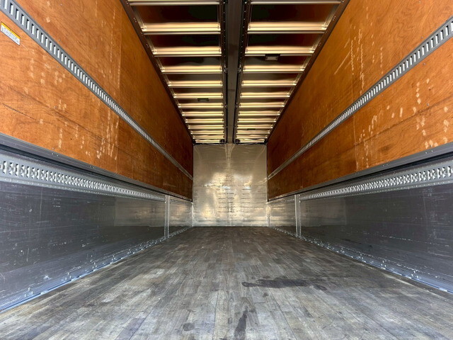 いすゞギガアルミウイング大型（10t）[写真12]