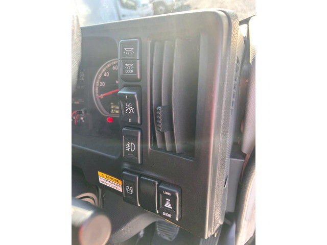 いすゞギガアルミウイング大型（10t）[写真23]