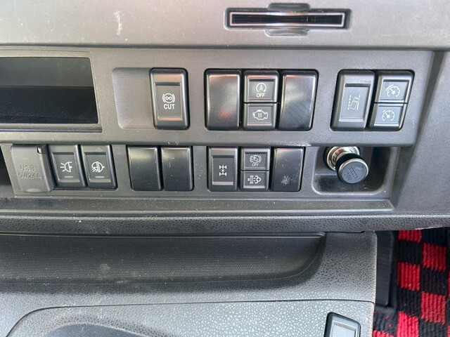 いすゞギガアルミウイング大型（10t）[写真25]