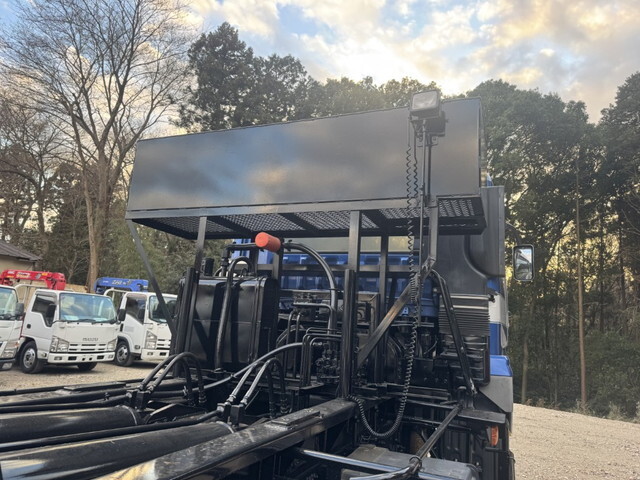 三菱ふそうスーパーグレートコンテナ専用車大型（10t）[写真12]