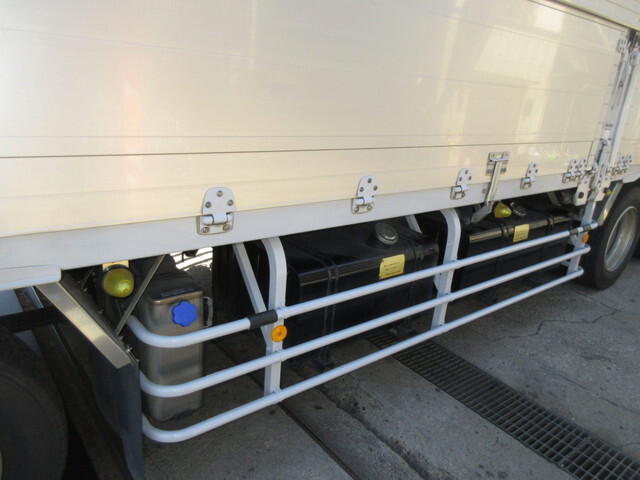 日産クオンアルミウイング大型（10t）[写真12]