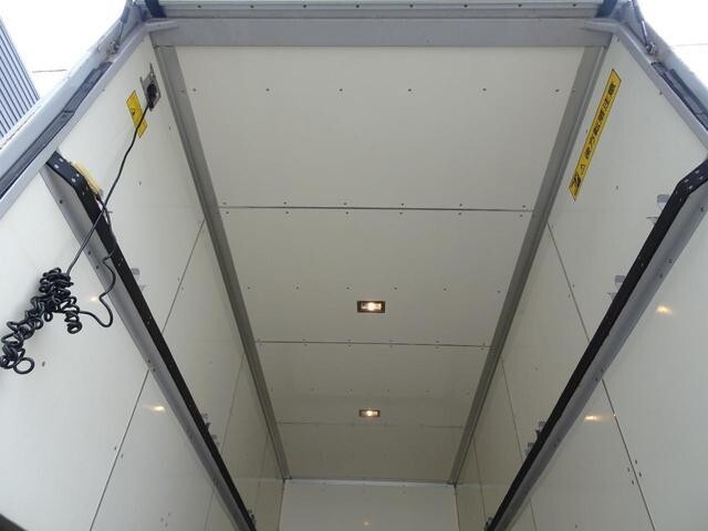 三菱ふそうキャンターアルミバン小型（2t・3t）[写真18]