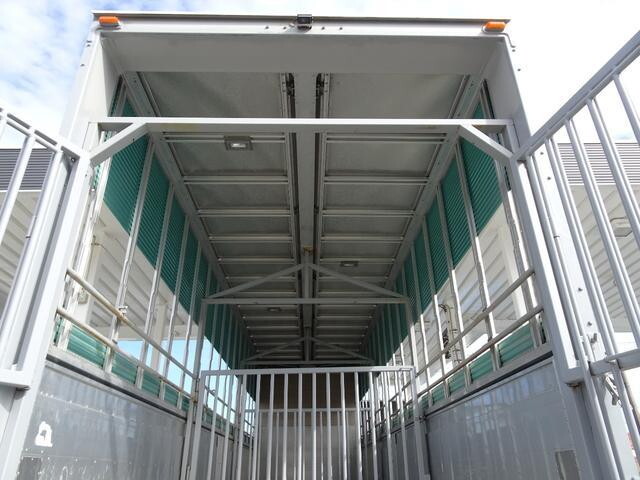 いすゞギガ家畜運搬車大型（10t）[写真13]