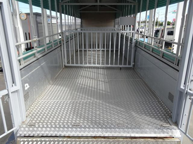 いすゞギガ家畜運搬車大型（10t）[写真16]