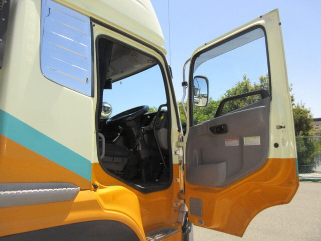 日産クオントレーラーヘッド（トラクターヘッド）大型（10t）[写真17]