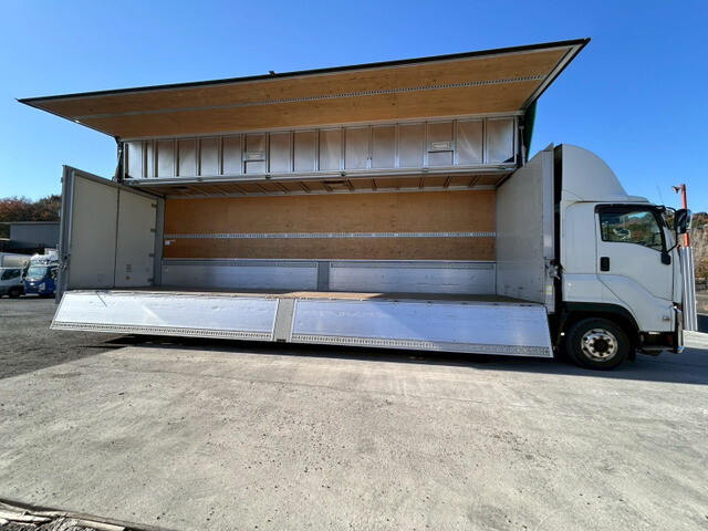 いすゞギガアルミウイング大型（10t）[写真11]