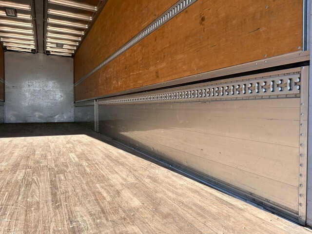 いすゞギガアルミウイング大型（10t）[写真14]