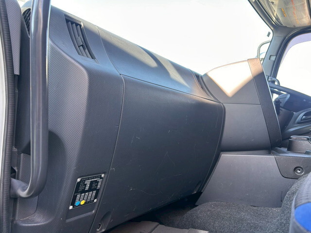 いすゞギガアルミウイング大型（10t）[写真16]