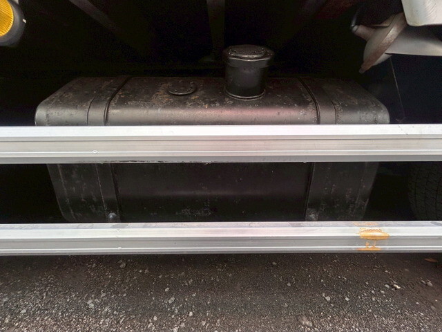 いすゞギガアルミウイング大型（10t）[写真33]