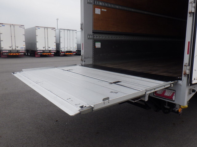 いすゞギガアルミウイング大型（10t）[写真10]