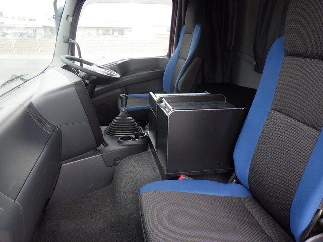 いすゞギガアルミウイング大型（10t）[写真15]