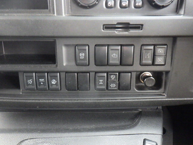 いすゞギガアルミウイング大型（10t）[写真18]