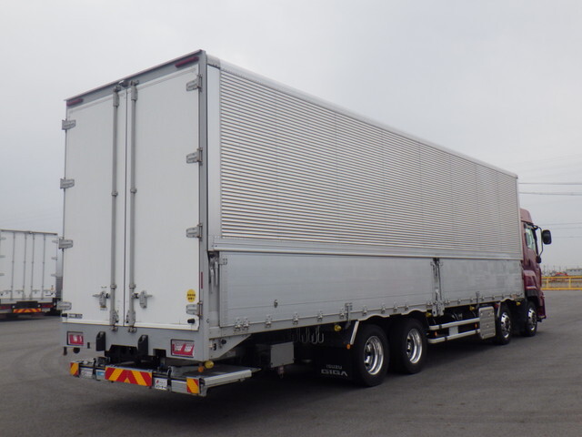 いすゞギガアルミウイング大型（10t）[写真04]