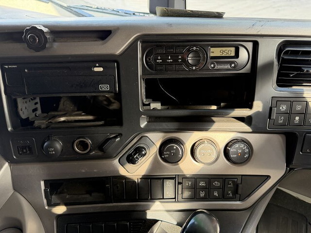 UDトラックスクオンアルミウイング大型（10t）[写真34]