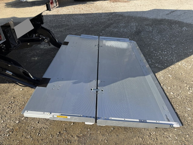 日野レンジャー冷蔵冷凍ウイング中型（4t）[写真16]