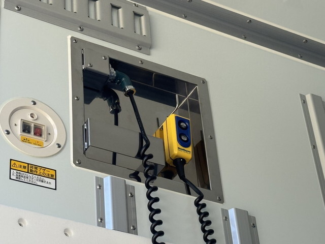 日野レンジャー冷蔵冷凍ウイング中型（4t）[写真18]