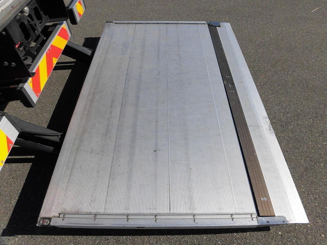 いすゞフォワードアルミバン中型（4t）[写真09]