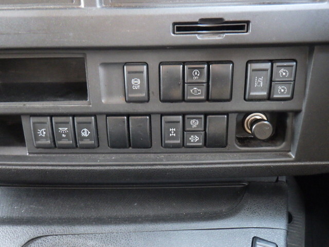 いすゞギガアルミウイング大型（10t）[写真16]