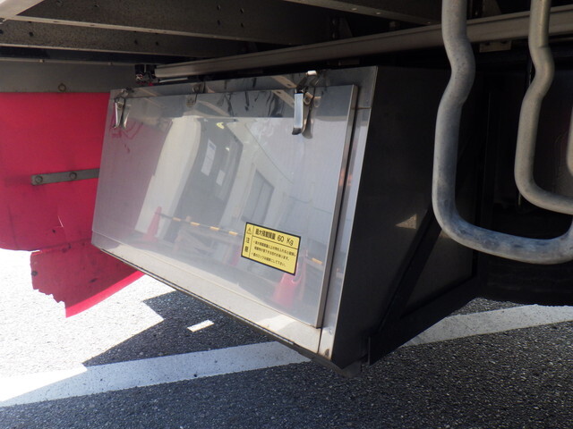 いすゞギガアルミウイング大型（10t）[写真25]