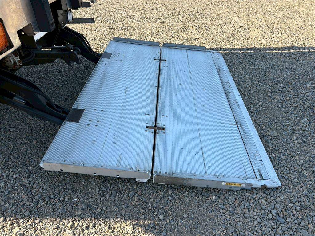 いすゞギガ冷蔵冷凍ウイング大型（10t）[写真11]