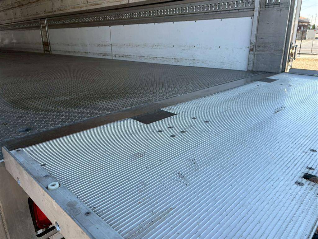 いすゞギガ冷蔵冷凍ウイング大型（10t）[写真12]