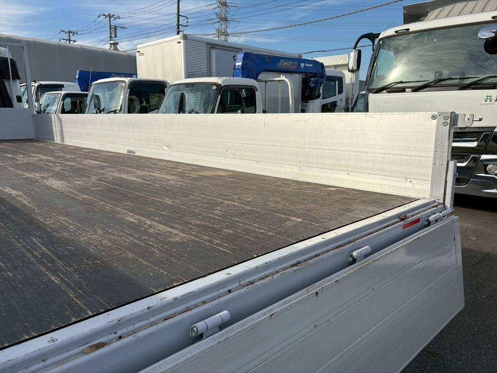 三菱ふそうファイターアルミブロック中型（4t）[写真10]