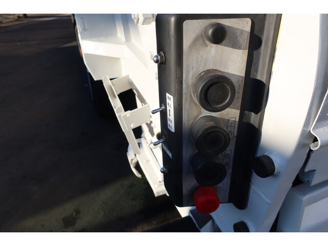 いすゞフォワードパッカー車（塵芥車）中型（4t）[写真09]