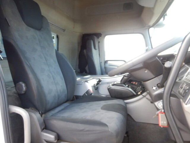 UDトラックスクオントレーラーヘッド（トラクターヘッド）大型（10t）[写真17]