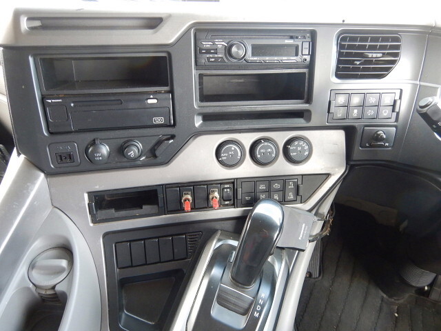 UDトラックスクオントレーラーヘッド（トラクターヘッド）大型（10t）[写真21]