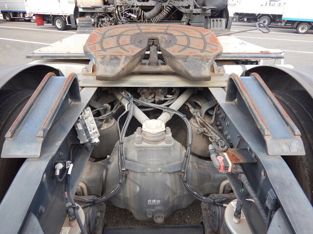 UDトラックスクオントレーラーヘッド（トラクターヘッド）大型（10t）[写真32]