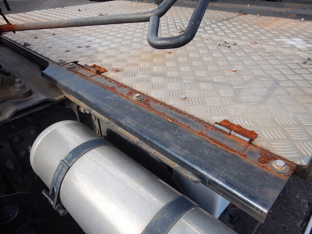 UDトラックスクオントレーラーヘッド（トラクターヘッド）大型（10t）[写真34]