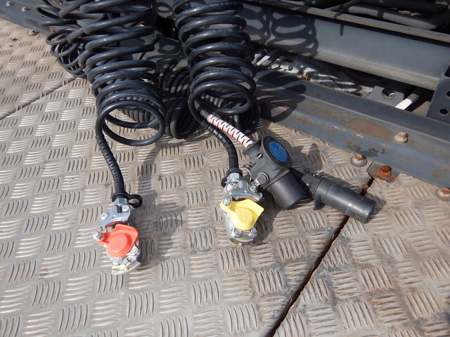 UDトラックスクオントレーラーヘッド（トラクターヘッド）大型（10t）[写真36]