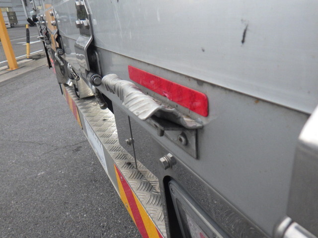 日野プロフィア平ボディ大型（10t）[写真15]