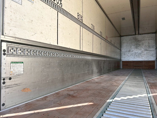 いすゞギガアルミウイング大型（10t）[写真10]