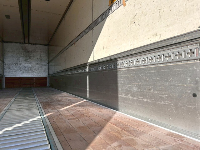 いすゞギガアルミウイング大型（10t）[写真12]