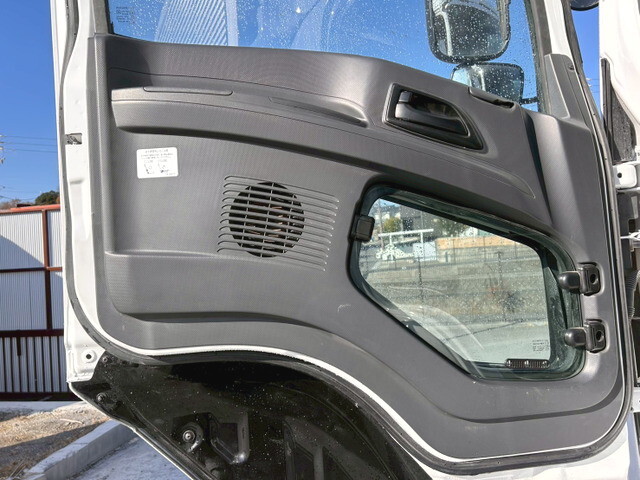 いすゞギガアルミウイング大型（10t）[写真15]