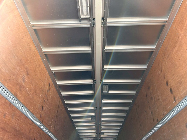 いすゞギガアルミウイング大型（10t）[写真12]