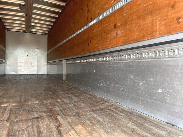 いすゞギガアルミウイング大型（10t）[写真13]