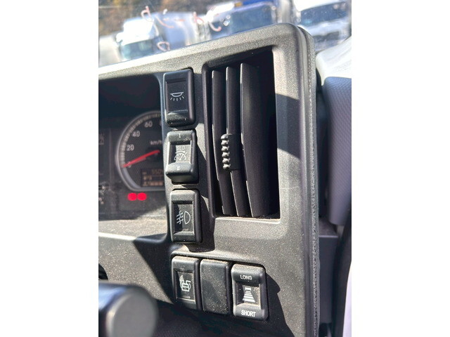 いすゞギガアルミウイング大型（10t）[写真27]