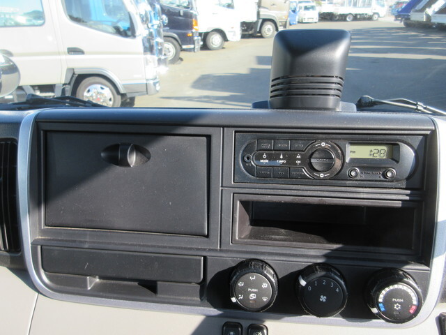 三菱ふそうキャンター平ボディ小型（2t・3t）[写真16]