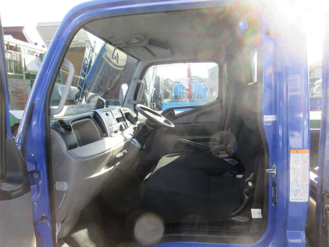 三菱ふそうキャンター平ボディ小型（2t・3t）[写真18]