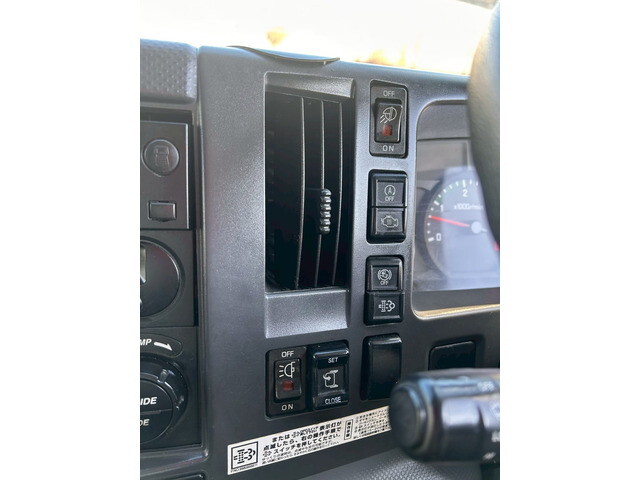 いすゞフォワードアルミウイング中型（4t）[写真25]