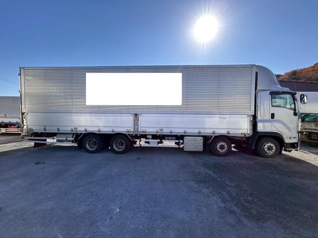 いすゞギガアルミウイング大型（10t）[写真10]