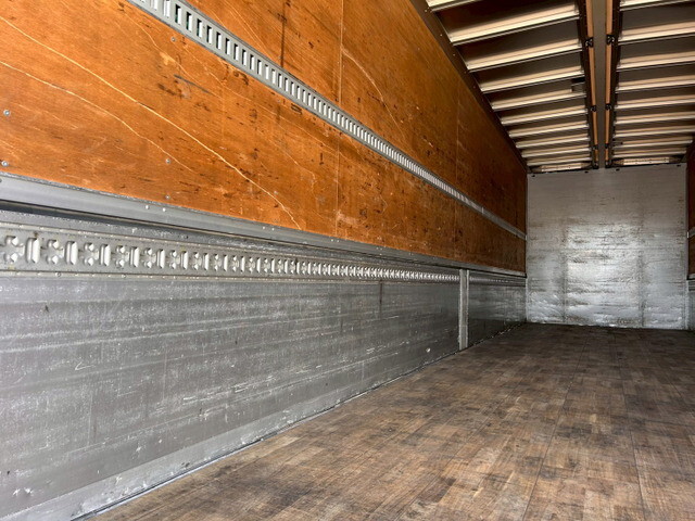 いすゞギガアルミウイング大型（10t）[写真13]