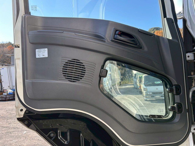 いすゞギガアルミウイング大型（10t）[写真17]