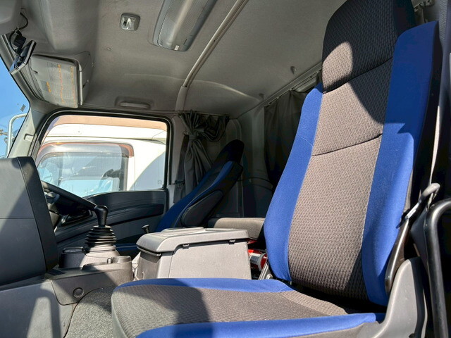 いすゞギガアルミウイング大型（10t）[写真19]