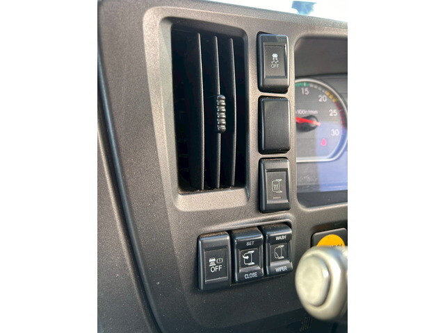 いすゞギガアルミウイング大型（10t）[写真28]