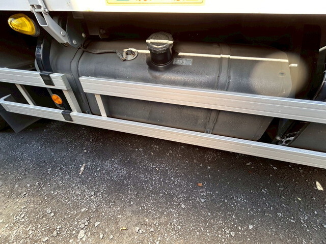 いすゞギガアルミウイング大型（10t）[写真34]